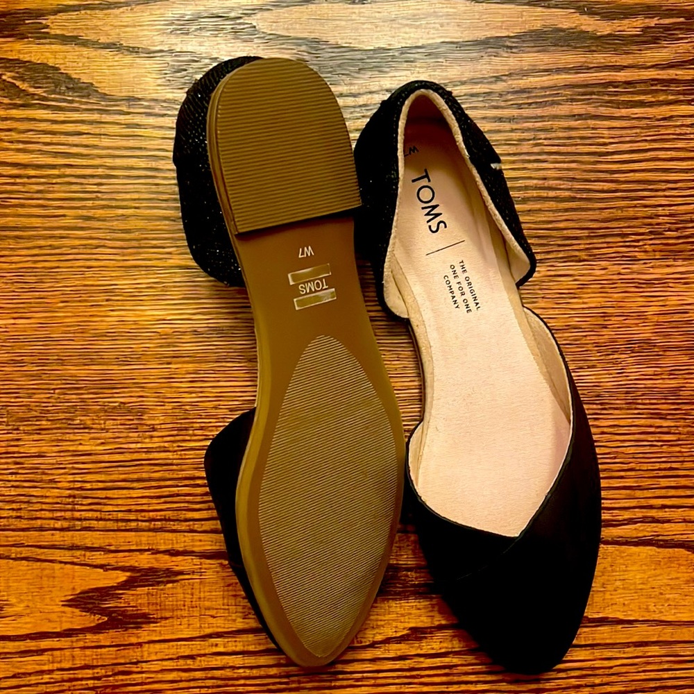 Like new. Never worn TOMS flats.